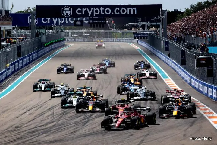 Charles Leclerc (MON) Ferrari F1-75 leads at the start of the race.
