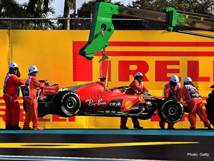 marshals-remove-the-damaged-ferrari leclerc miami gp qualifying f1