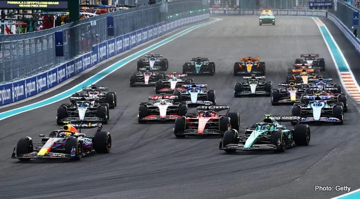 MIAMI, FLORIDA - MAY 07: Sergio Perez of Mexico driving the (11) Oracle Red Bull Racing RB19 leads Fernando Alonso of Spain driving the (14) Aston Martin AMR23 Mercedes and the rest of the field into turn one at the start during the F1 Grand Prix of Miami at Miami International Autodrome on May 07, 2023 in Miami, Florida. (Photo by Mark Thompson/Getty Images)