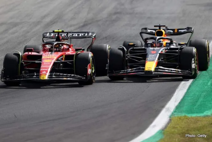 MONZA, ITALY - SEPTEMBER 03: Carlos Sainz of Spain driving (55) the Ferrari SF-23 and Max Verstappen of the Netherlands driving the (1) Oracle Red Bull Racing RB19 battle for track position during the F1 Grand Prix of Italy at Autodromo Nazionale Monza on September 03, 2023 in Monza, Italy. (Photo by Ryan Pierse/Getty Images) // Getty Images / Red Bull Content Pool // SI202309030248 // Usage for editorial use only //