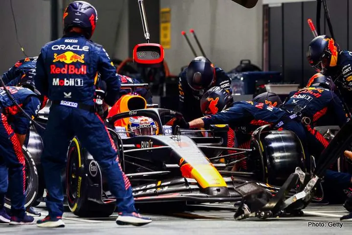 SINGAPORE, SINGAPORE - SEPTEMBER 17: Max Verstappen of the Netherlands driving the (1) Oracle Red Bull Racing RB19 makes a pitstop during the F1 Grand Prix of Singapore at Marina Bay Street Circuit on September 17, 2023 in Singapore, Singapore. (Photo by Clive Rose/Getty Images) // Getty Images / Red Bull Content Pool // SI202309170306 // Usage for editorial use only //