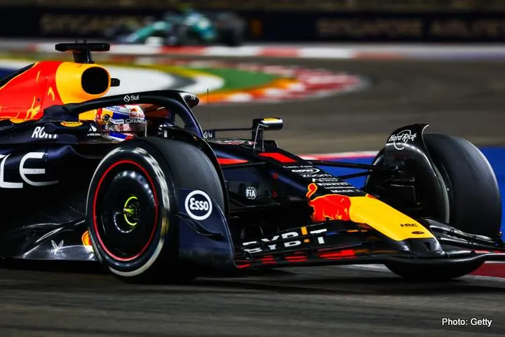 SINGAPORE, SINGAPORE - SEPTEMBER 17: Max Verstappen of the Netherlands driving the (1) Oracle Red Bull Racing RB19 on track during the F1 Grand Prix of Singapore at Marina Bay Street Circuit on September 17, 2023 in Singapore, Singapore. (Photo by Mark Thompson/Getty Images)