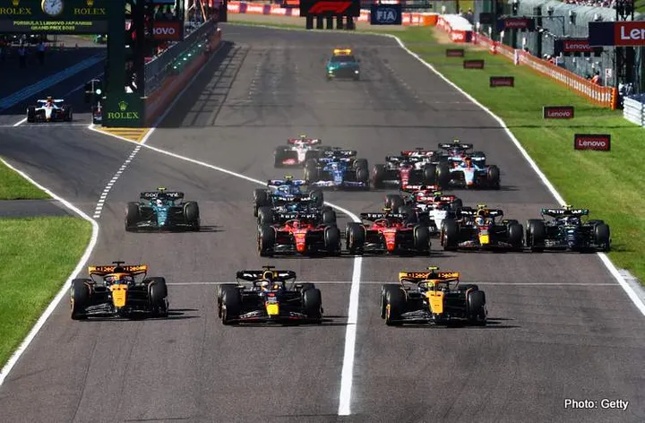 SUZUKA, JAPAN - SEPTEMBER 24: Max Verstappen of the Netherlands driving the (1) Oracle Red Bull Racing RB19 leads Lando Norris of Great Britain driving the (4) McLaren MCL60 Mercedes and Oscar Piastri of Australia driving the (81) McLaren MCL60 Mercedes going into the first corner at the start of the race prior to the F1 Grand Prix of Japan at Suzuka International Racing Course on September 24, 2023 in Suzuka, Japan. (Photo by Mark Thompson/Getty Images) // Getty Images / Red Bull Content Pool // SI202309240060 // Usage for editorial use only //