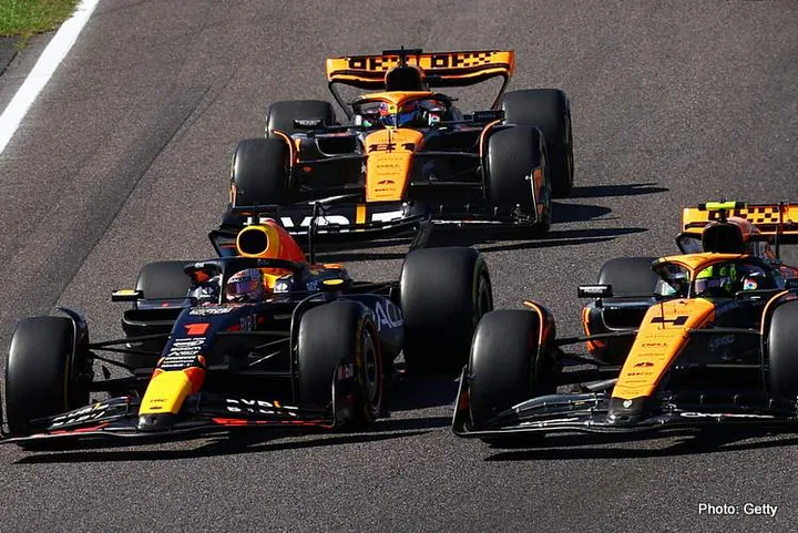 SUZUKA, JAPAN - SEPTEMBER 24: Max Verstappen of the Netherlands driving the (1) Oracle Red Bull Racing RB19 leads Lando Norris of Great Britain driving the (4) McLaren MCL60 Mercedes and Oscar Piastri of Australia driving the (81) McLaren MCL60 Mercedes going into the first corner at the start of the race during the F1 Grand Prix of Japan at Suzuka International Racing Course on September 24, 2023 in Suzuka, Japan. (Photo by Mark Thompson/Getty Images) // Getty Images / Red Bull Content Pool // SI202309240062 // Usage for editorial use only //