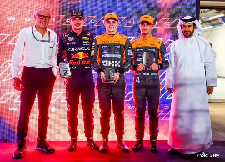 LUSAIL CITY, QATAR - OCTOBER 07: Sprint winner Oscar Piastri of Australia and McLaren, 2nd placed Max Verstappen of the Netherlands and Oracle Red Bull Racing and third placed Lando Norris of Great Britain and McLaren pose for a photo with their trophies and Stefano Domenicali, CEO of the Formula One Group, and Mohammed ben Sulayem, FIA President, in parc ferme after the Sprint ahead of the F1 Grand Prix of Qatar at Lusail International Circuit on October 07, 2023 in Lusail City, Qatar. (Photo by Mark Thompson/Getty Images) // Getty Images / Red Bull Content Pool // SI202310070518 // Usage for editorial use only //