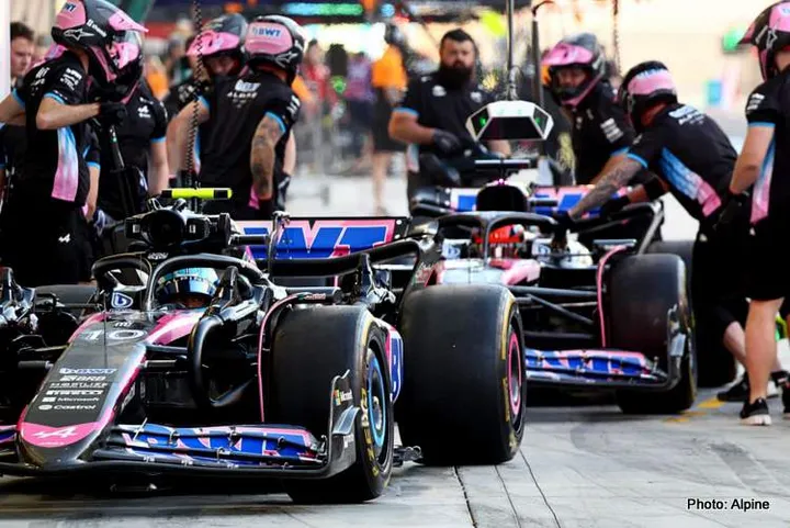 alpine-drivers-pull-into-pits-002