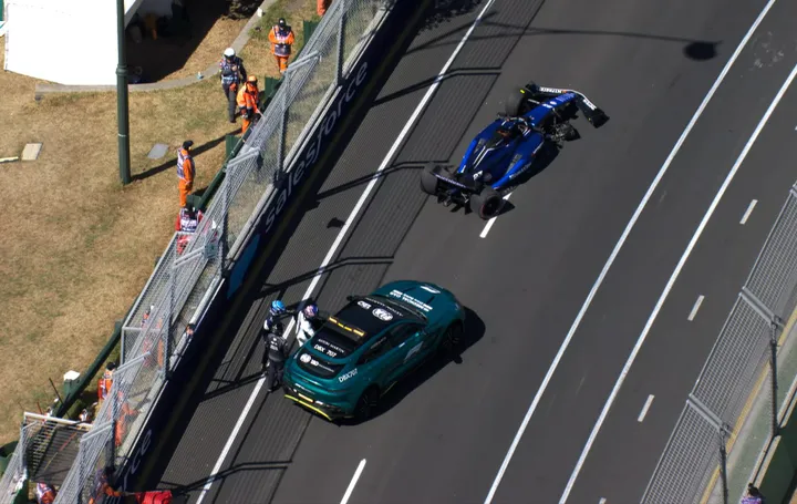 Williams have no spare chassis, Sargeant to hand his car to Albon Alex Albon privé d'EL2 à Melbourne après son crash