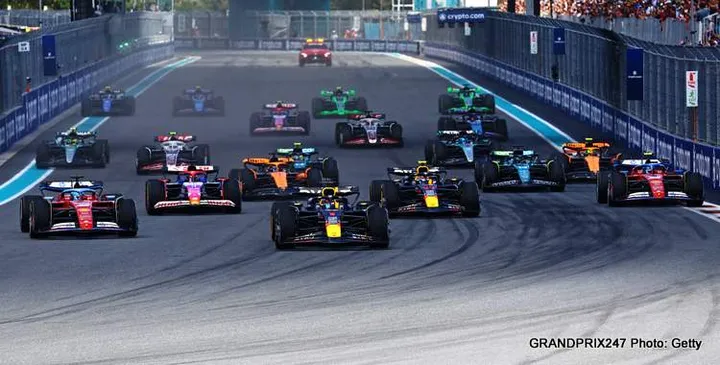 *** BESTPIX *** MIAMI, FLORIDA - MAY 04: Max Verstappen of the Netherlands driving the (1) Oracle Red Bull Racing RB20 leads the field into turn one at the start during the Sprint ahead of the F1 Grand Prix of Miami at Miami International Autodrome on May 04, 2024 in Miami, Florida. (Photo by Mark Thompson/Getty Images)