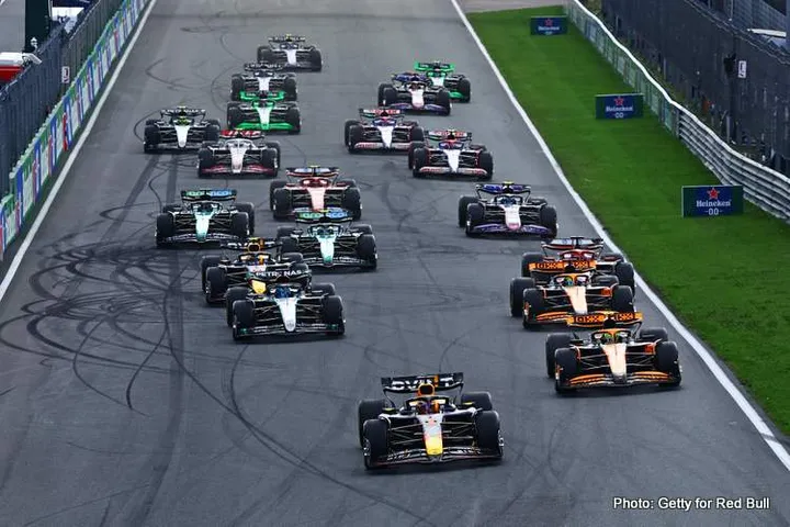 ZANDVOORT, NETHERLANDS - AUGUST 25: Max Verstappen of the Netherlands driving the (1) Oracle Red Bull Racing RB20 leads Lando Norris of Great Britain driving the (4) McLaren MCL38 Mercedes at the start during the F1 Grand Prix of Netherlands at Circuit Zandvoort on August 25, 2024 in Zandvoort, Netherlands. (Photo by Mark Thompson/Getty Images)