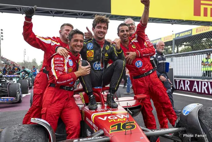LECLERC Charles (mco), Scuderia Ferrari SF-24, portrait celebrate his win with mechanic, mecanicien, mechanics during the Formula 1 Pirelli Gran Premio d’Italia 2024, Italian Grand Prix 2024, 16th round of the 2024 Formula One World Championship from August 30 to September 1, 2024 on the Autodromo Nazionale Monza, in Monza, Italy - Photo Florent Gooden / DPPI