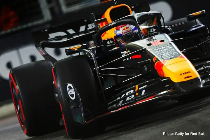 SINGAPORE, SINGAPORE - SEPTEMBER 21: Max Verstappen of the Netherlands driving the (1) Oracle Red Bull Racing RB20 on track during qualifying ahead of the F1 Grand Prix of Singapore at Marina Bay Street Circuit on September 21, 2024 in Singapore, Singapore. (Photo by Joe Portlock/Getty Images) // Getty Images / Red Bull Content Pool // SI202409210528 // Usage for editorial use only //