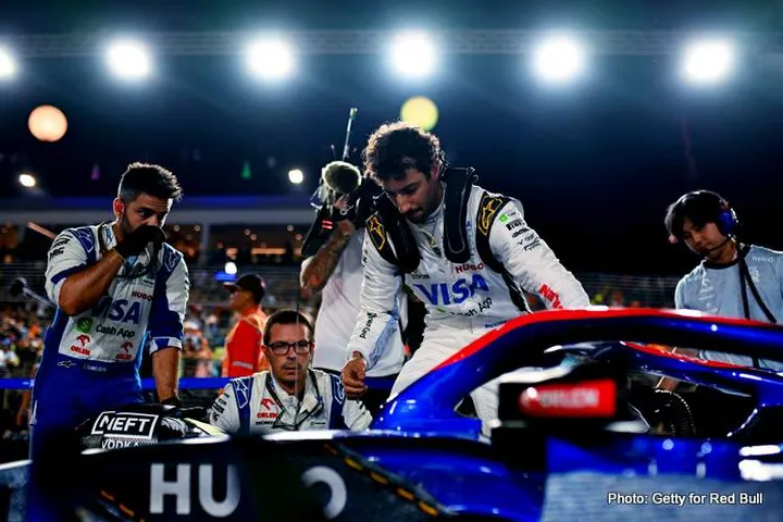 SINGAPORE, SINGAPORE - SEPTEMBER 22: Daniel Ricciardo of Australia and Visa Cash App RB on the grid prior to the F1 Grand Prix of Singapore at Marina Bay Street Circuit on September 22, 2024 in Singapore, Singapore. (Photo by Rudy Carezzevoli/Getty Images) // Getty Images / Red Bull Content Pool // SI202409220491 // Usage for editorial use only //