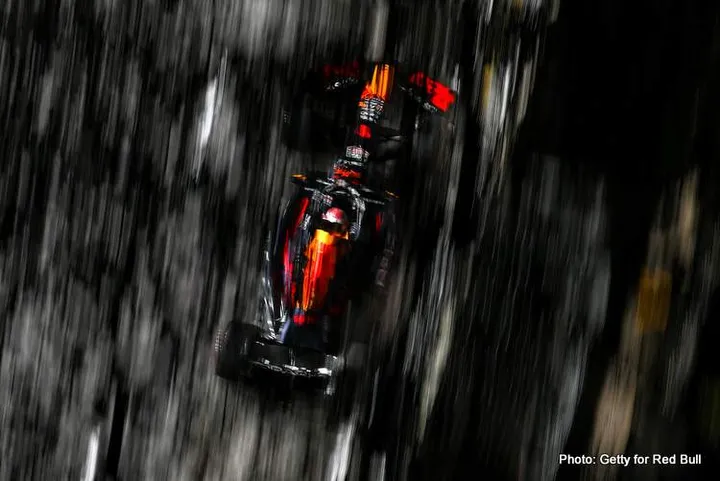 SINGAPORE, SINGAPORE - SEPTEMBER 21: Max Verstappen of the Netherlands driving the (1) Oracle Red Bull Racing RB20 on track during qualifying ahead of the F1 Grand Prix of Singapore at Marina Bay Street Circuit on September 21, 2024 in Singapore, Singapore. (Photo by Clive Mason/Getty Images) // Getty Images / Red Bull Content Pool // SI202409210519 // Usage for editorial use only //