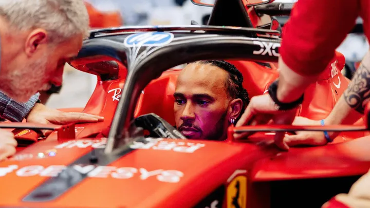 Lewis Hamilton rammt Ferrari beim Test in Barcelona: Frühes Missgeschick  oder wachsende Schmerzen? - Motorcycle Sports