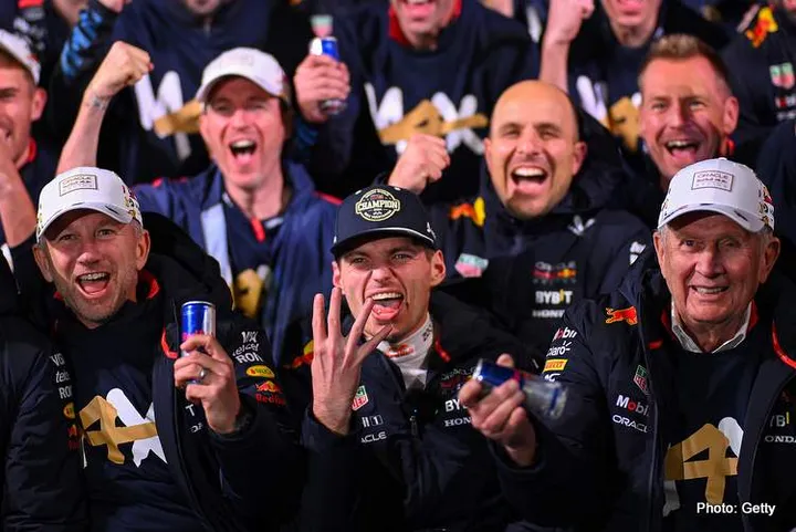 LAS VEGAS, NEVADA - NOVEMBER 23: 2024 F1 World Drivers Champion Max Verstappen of the Netherlands and Oracle Red Bull Racing celebrates alongside, Sergio Perez of Mexico, Oracle Red Bull Racing Team Principal Christian Horner and Team Consultant Dr Helmut Marko in the Paddock after the F1 Grand Prix of Las Vegas at Las Vegas Strip Circuit on November 23, 2024 in Las Vegas, Nevada. (Photo by Clive Mason/Getty Images) // Getty Images / Red Bull Content Pool // SI202411240441 // Usage for editorial use only //