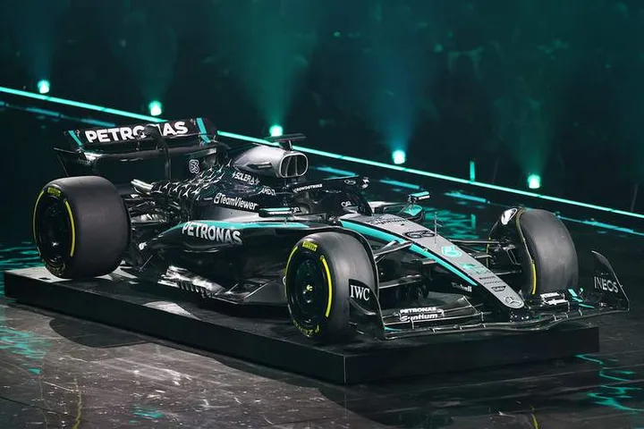Merceeds W16 F1 75 LIVE livery launch