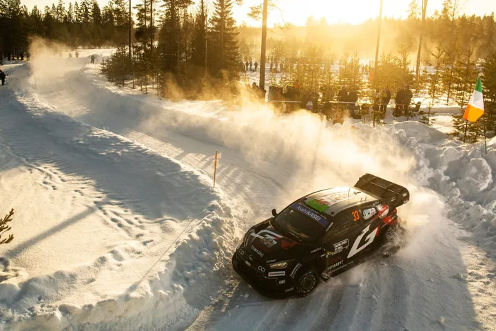 VIDEO - Elfyn Evans dominiert die Rallye Schweden und verstummt seine Rivalen mit einer unaufhaltsamen Leistung. - AutoGear