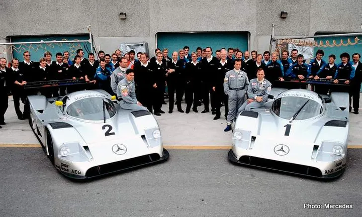 Mannschaftsbild des Mercedes-Benz Teams der Gruppe C anlässlich des 480-Kilometer-Rennens „Player’s Ltée Mondial“ auf dem Circuit Gilles Villeneuve in Montreal (Kanada) am 23. September 1990. Rechts der Mercedes-Benz Gruppe-C-Rennsportwagen C 11 mit der Startnummer 1 des Siegerteams Jean-Louis Schlesser / Mauro Baldi, links der C 11 mit der Startnummer 2 des Fahrerteams Jochen Mass / Karl Wendlinger. Team photo of the Mercedes-Benz Group C team on the occasion of the 480-kilometre “Player’s Ltée Mondial” race at Circuit Gilles Villeneuve in Montreal (Canada) on 23 September 1990. To the right is the Mercedes-Benz C 11 Group C racing sports car with starting number 1 of the winning Jean-Louis Schlesser / Mauro Baldi team, to the left the C 11 with starting number 2 of the Jochen Mass / Karl Wendlinger team.
