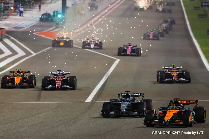BAHRAIN, BAHRAIN - APRIL 13: Oscar Piastri of Australia driving the (81) McLaren MCL39 Mercedes leads George Russell of Great Britain driving the (63) Mercedes AMG Petronas F1 Team W16 Charles Leclerc of Monaco driving the (16) Scuderia Ferrari SF-25 Lando Norris of Great Britain driving the (4) McLaren MCL39 Mercedes Lewis Hamilton of Great Britain driving the (44) Scuderia Ferrari SF-25 and the rest of the field at the restart during the F1 Grand Prix of Bahrain at Bahrain International Circuit on April 13, 2025 in Bahrain, Bahrain. (Photo by Andy Hone/LAT Images)
