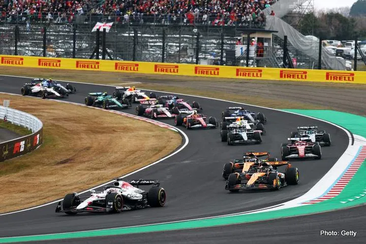 SUZUKA, JAPAN - APRIL 06: Max Verstappen of the Netherlands driving the (1) Oracle Red Bull Racing RB21 leads Lando Norris of Great Britain driving the (4) McLaren MCL39 Mercedes Oscar Piastri of Australia driving the (81) McLaren MCL39 Mercedes and the rest of the field at the start during the F1 Grand Prix of Japan at Suzuka Circuit on April 06, 2025 in Suzuka, Japan. (Photo by Clive Rose/Getty Images) // Getty Images / Red Bull Content Pool // SI202504060187 // Usage for editorial use only //