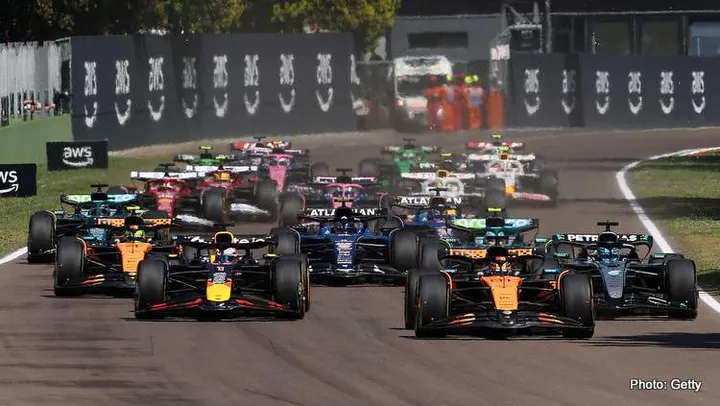 IMOLA, ITALY - MAY 18: Oscar Piastri of Australia driving the (81) McLaren MCL39 Mercedes leads Max Verstappen of the Netherlands driving the (1) Oracle Red Bull Racing RB21 Lando Norris of Great Britain driving the (4) McLaren MCL39 Mercedes George Russell of Great Britain driving the (63) Mercedes AMG Petronas F1 Team W16 Fernando Alonso of Spain driving the (14) Aston Martin F1 Team AMR25 Mercedes and the rest of the field at the start during the F1 Grand Prix of Emilia-Romagna at Autodromo Internazionale Enzo e Dino Ferrari on May 18, 2025 in Imola, Italy. (Photo by Mark Thompson/Getty Images) // Getty Images / Red Bull Content Pool // SI202505180201 // Usage for editorial use only //