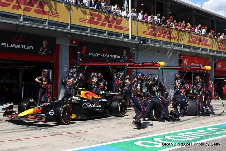 IMOLA, ITALY - MAY 18: Yuki Tsunoda of Japan driving the (22) Oracle Red Bull Racing RB21 makes a pitstop during the F1 Grand Prix of Emilia-Romagna at Autodromo Internazionale Enzo e Dino Ferrari on May 18, 2025 in Imola, Italy. (Photo by Steven Tee/LAT Images) // Getty Images / Red Bull Content Pool // SI202505180699 // Usage for editorial use only //