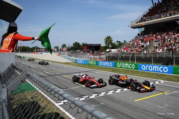 BARCELONA, SPAIN - JUNE 01: Charles Leclerc of Monaco driving the (16) Scuderia Ferrari SF-25 and Max Verstappen of the Netherlands driving the (1) Oracle Red Bull Racing RB21 battle for track position during the F1 Grand Prix of Spain at Circuit de Barcelona-Catalunya on June 01, 2025 in Barcelona, Spain. (Photo by David Ramos/Getty Images) // Getty Images / Red Bull Content Pool // SI202506010421 // Usage for editorial use only //