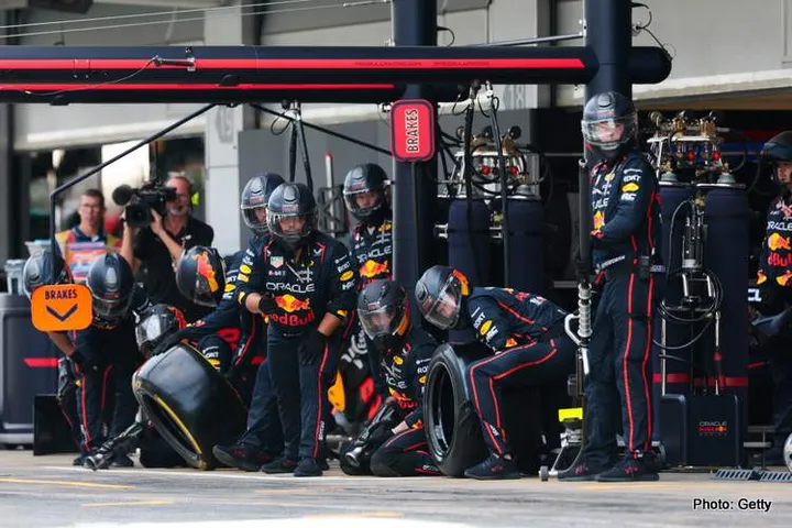 BARCELONA, SPAIN - JUNE 01: The Oracle Red Bull Racing pit crew ready for a stop during the F1 Grand Prix of Spain at Circuit de Barcelona-Catalunya on June 01, 2025 in Barcelona, Spain. (Photo by Mark Thompson/Getty Images) // Getty Images / Red Bull Content Pool // SI202506010723 // Usage for editorial use only //