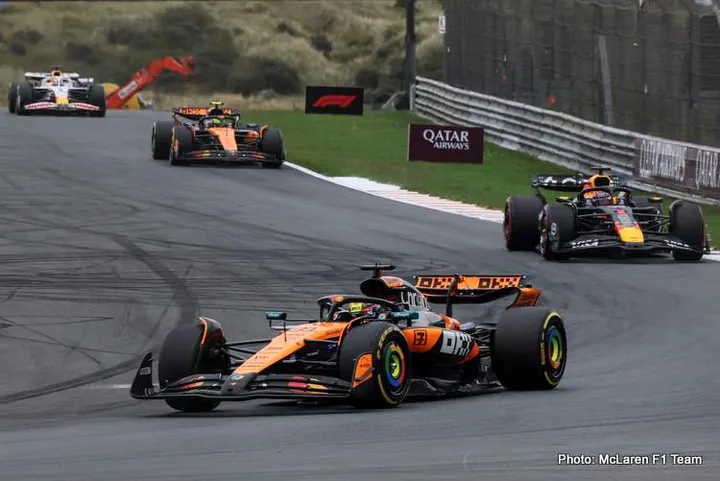 ZANDVOORT, NETHERLANDS - AUGUST 31: Oscar Piastri of Australia driving the (81) McLaren MCL39 Mercedes leads Max Verstappen of the Netherlands driving the (1) Oracle Red Bull Racing RB21 on track during the F1 Grand Prix of Netherlands at Circuit Zandvoort on August 31, 2025 in Zandvoort, Netherlands. (Photo by Sam Bloxham/LAT Images) // Getty Images / Red Bull Content Pool // SI202508310202 // Usage for editorial use only //