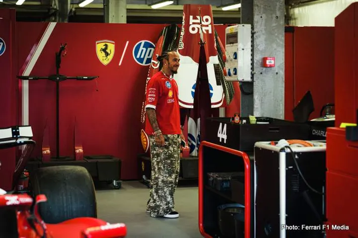 09-scuderia-ferrari-azerbaijan-gp-2025-thursday_3484d862-d855-4cd3-8903-0108bfba3bab hamilton villeneuve