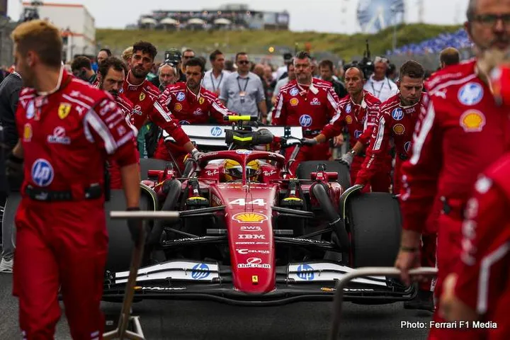 44 HAMILTON Lewis (gbr), Scuderia Ferrari SF-25, action on the grid during the 2025 Formula 1 Heineken Dutch Grand Prix, 15th round of the 2025 FIA Formula One World Championship from August 29 to 31, 2025 on the Zandvoort Circuit, in Zandvoort, Netherlands - Photo Antonin Vincent / DPPI