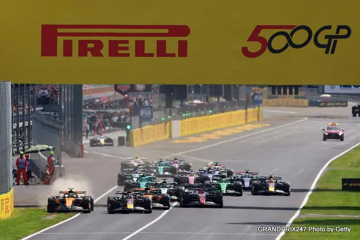 MONZA, ITALY - SEPTEMBER 07: Max Verstappen of the Netherlands driving the (1) Oracle Red Bull Racing RB21 leads Lando Norris of Great Britain driving the (4) McLaren MCL39 Mercedes Oscar Piastri of Australia driving the (81) McLaren MCL39 Mercedes and the rest of the field at the start during the F1 Grand Prix of Italy at Autodromo Nazionale Monza on September 07, 2025 in Monza, Italy. (Photo by Andy Hone/LAT Images) // Getty Images / Red Bull Content Pool // SI202509071189 // Usage for editorial use only //