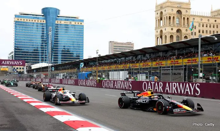 BAKU, AZERBAIJAN - SEPTEMBER 21: Yuki Tsunoda of Japan driving the (22) Oracle Red Bull Racing RB21 leads Isack Hadjar of France driving the (6) Visa Cash App Racing Bulls VCARB 02 on track during the F1 Grand Prix of Azerbaijan at Baku City Circuit on September 21, 2025 in Baku, Azerbaijan. (Photo by Clive Rose/Getty Images) // Getty Images / Red Bull Content Pool // SI202509210375 // Usage for editorial use only //