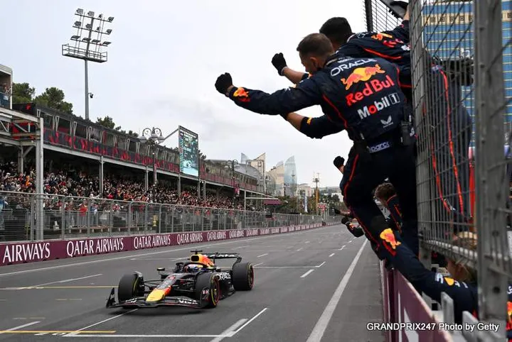 BAKU, AZERBAIJAN - SEPTEMBER 21: Race winner Max Verstappen of the Netherlands and Oracle Red Bull Racing takes victory as his team cheers from the pit wall during the F1 Grand Prix of Azerbaijan at Baku City Circuit on September 21, 2025 in Baku, Azerbaijan. (Photo by Sam Bagnall/Sutton Images) // Getty Images / Red Bull Content Pool // SI202509210388 // Usage for editorial use only //