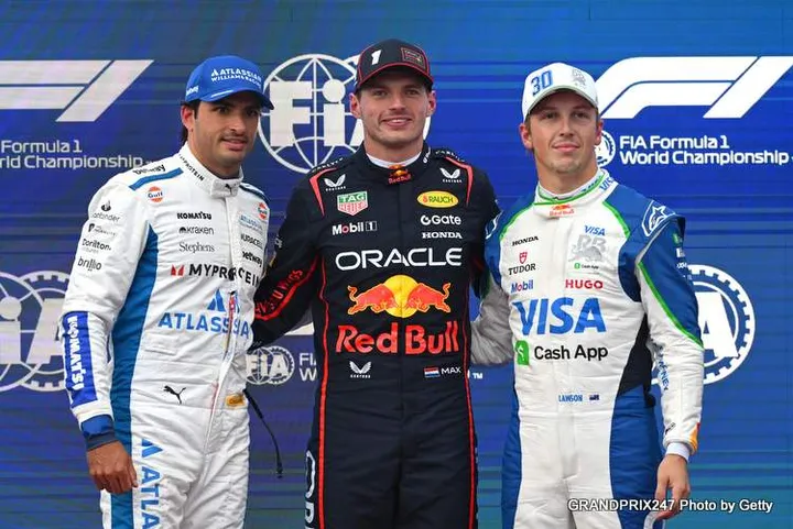 BAKU, AZERBAIJAN - SEPTEMBER 20: Top three qualifiers Pole position qualifier Max Verstappen of the Netherlands and Oracle Red Bull Racing Second placed qualifier Carlos Sainz of Spain and Williams and Third placed qualifier Liam Lawson of New Zealand and Visa Cash App Racing Bulls during qualifying ahead of the F1 Grand Prix of Azerbaijan at Baku City Circuit on September 20, 2025 in Baku, Azerbaijan. (Photo by Rudy Carezzevoli/Getty Images) // Getty Images / Red Bull Content Pool // SI202509200349 // Usage for editorial use only //
