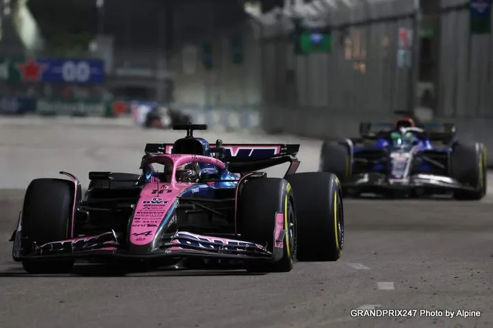 SINGAPORE, SINGAPORE - OCTOBER 05: Pierre Gasly of France driving the (10) Alpine F1 A525 Renault leads Alexander Albon of Thailand driving the (23) Williams FW47 Mercedes on track during the F1 Grand Prix of Singapore at Marina Bay Street Circuit on October 05, 2025 in Singapore, Singapore. (Photo by Glenn Dunbar/LAT Images)