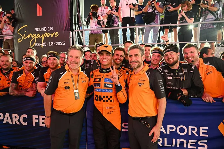 Piastri chiude la radio in faccia a Brown? Il giallo della festa McLaren a Singapore - News - Formula 1