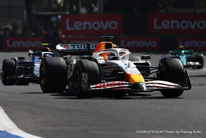 MEXICO CITY, MEXICO - OCTOBER 26: Isack Hadjar of France driving the (6) Visa Cash App Racing Bulls VCARB 02 leads Carlos Sainz of Spain driving the (55) Williams FW47 Mercedes on track during the F1 Grand Prix of Mexico at Autodromo Hermanos Rodriguez on October 26, 2025 in Mexico City, Mexico. (Photo by Rudy Carezzevoli/Getty Images)