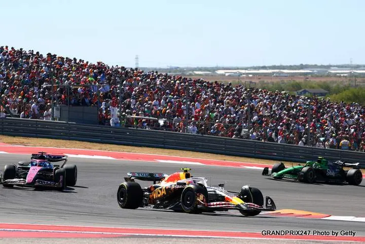 AUSTIN, TEXAS - OCTOBER 19: Liam Lawson of New Zealand driving the (30) Visa Cash App Racing Bulls VCARB 02 leads Pierre Gasly of France driving the (10) Alpine F1 A525 Renault and Gabriel Bortoleto of Brazil driving the (5) Kick Sauber C45 Ferrari on track during the F1 Grand Prix of United States at Circuit of The Americas on October 19, 2025 in Austin, Texas. (Photo by Clive Rose/Getty Images)