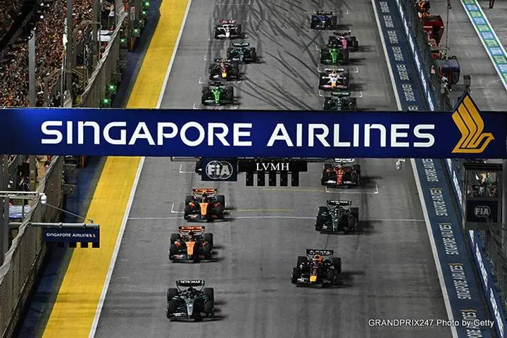 SINGAPORE, SINGAPORE - OCTOBER 05: George Russell of Great Britain driving the (63) Mercedes AMG Petronas F1 Team W16 leads Max Verstappen of the Netherlands driving the (1) Oracle Red Bull Racing RB21 and the rest of the field at the start prior to the F1 Grand Prix of Singapore at Marina Bay Street Circuit on October 05, 2025 in Singapore, Singapore. (Photo by Simon Galloway/LAT Images) // Getty Images / Red Bull Content Pool // SI202510050660 // Usage for editorial use only //