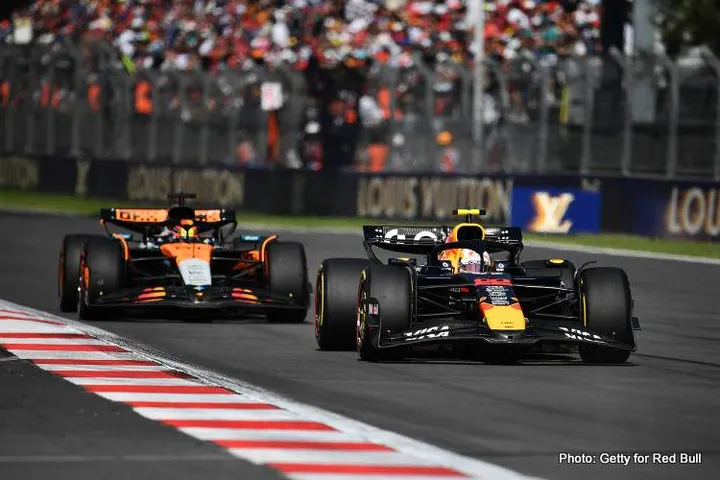 MEXICO CITY, MEXICO - OCTOBER 26: Yuki Tsunoda of Japan driving the (22) Oracle Red Bull Racing RB21 leads Oscar Piastri of Australia driving the (81) McLaren MCL39 Mercedes on track during the F1 Grand Prix of Mexico at Autodromo Hermanos Rodriguez on October 26, 2025 in Mexico City, Mexico. (Photo by James Sutton/LAT Images) // Getty Images / Red Bull Content Pool // SI202510260818 // Usage for editorial use only //