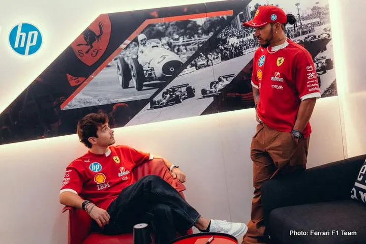 03-scuderia-ferrari-singapore-gp-2025-saturday_2e146bc4-6f03-4f83-9755-b1ba07f0ba72 hamilton leclerc