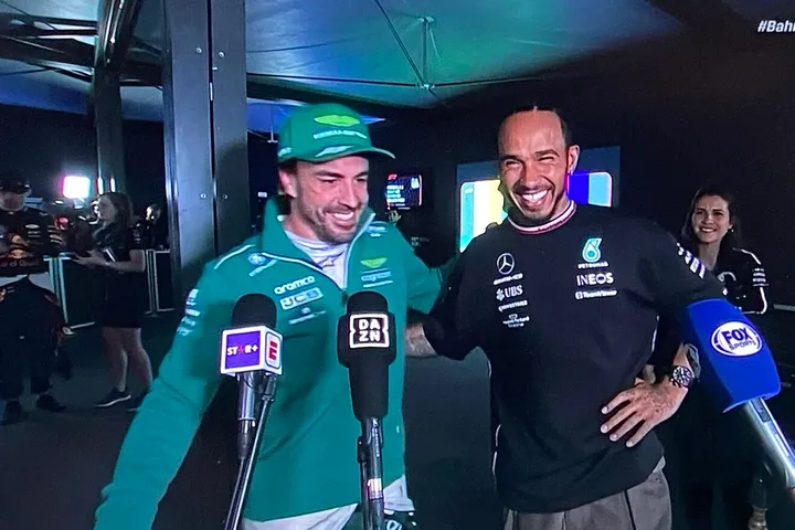 Alonso and Hamilton share emotional hug after epic battle on the track | Marca