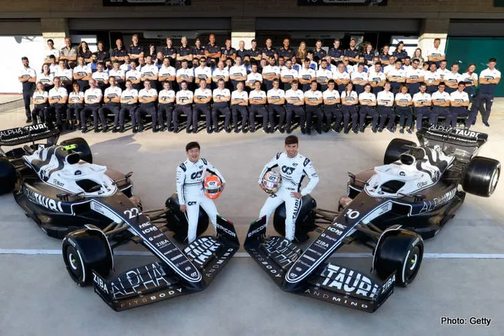 alphatauri team photo gasly tsunoda