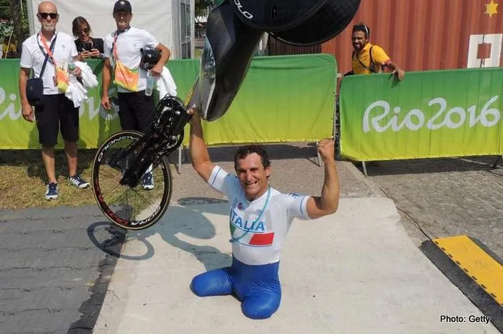 Alex Zanardi: Formula 1 and sports world pay tribute to the bravest of ...