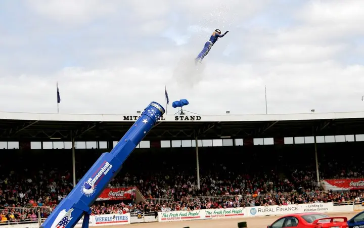 Stephanie_smith_human_cannonball_-_melbourne_show_2005