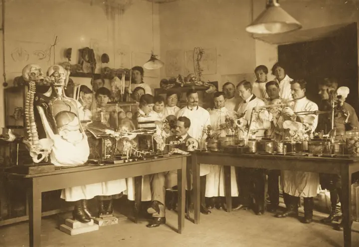 auktj kurs medicinos skyriaus anatomijos darbai centre sdi lektorius jurgis ilinskas 1921 m i lsmu lietuvos medicinos ir farmacijos istorijos muziejaus rinkini