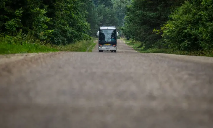 autobusas kelyje