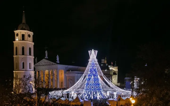 kaledu eglutes iziebimas vilniaus katedros aiksteje 82927305