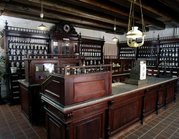 str viduje farmacijos muziejus